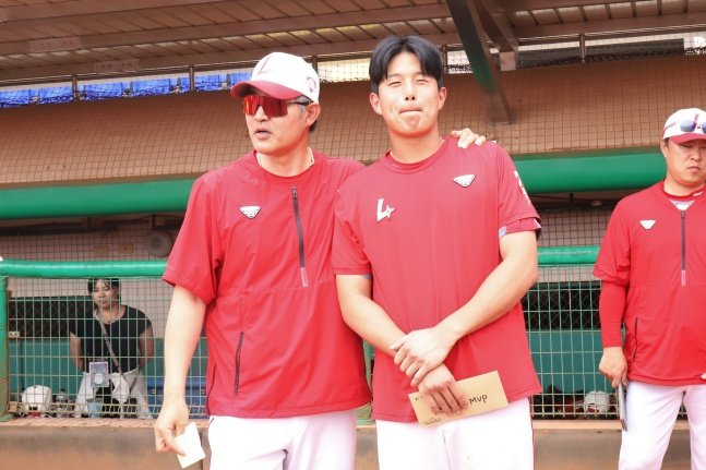 2024시즌을 앞둔 SSG 랜더스의 대만 2차 스프링캠프에서 고명준과 함께 최우수선수로 선정됐던 조형우(가운데). (SSG 랜더스 제공)