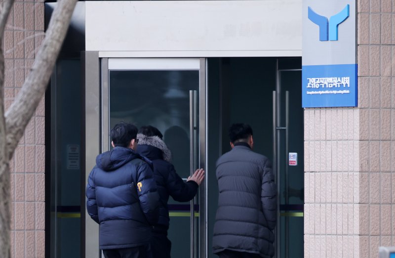 고위공직자범죄수사처(공수처)가 윤석열 대통령에게 출석을 통보한 19일 오후 경기도 정부과천청사 고위공직자범죄수사처(공수처) 현판 앞으로 한 관계자가 지나가고 있다. 이날 공수처는 윤석열 대통령에게 오후 2시에 출석하라고 요구했지만, 윤 대통령은 응하지 않기로 했다. 공수처는 강제인치(강제연행)나 구치소 방문 조사 등도 검토할 것으로 보인다./뉴스1 ⓒ News1 김성진 기자