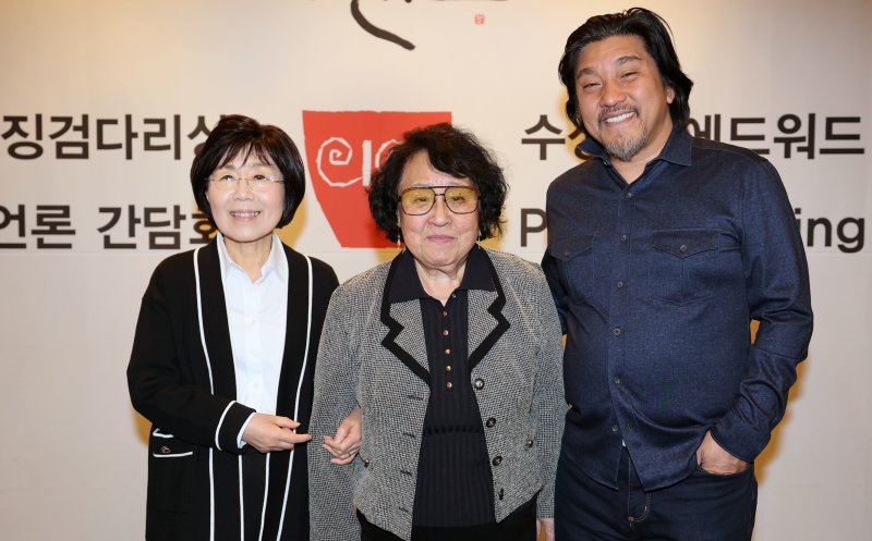 에드워드 리 셰프(오른쪽)가 16일 서울 강남구 그랜드인터컨티넨탈 파르나스 호텔에서 열린 한국이미지 징검다리상 수상 기념 언론간담회에서 어머니 이순자씨(가운데) 최정화 CICI 이사장과 기념촬영을 하고 있다. 뉴스1 ⓒ News1 박세연 기자