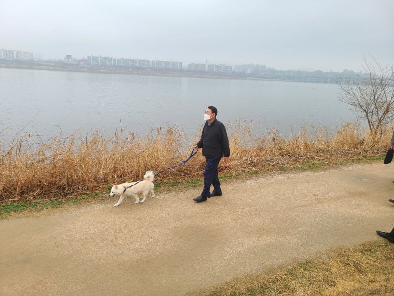 윤석열 대통령 당선인이 13일 반려견 토리와 함께 한강공원 산책하고 있다. (사진제공=당선인 대변인실) *재판매 및 DB 금지