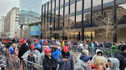 트럼프 승리 축하 집회에 입장하려고 줄 선 지지자들 (출처=연합뉴스)