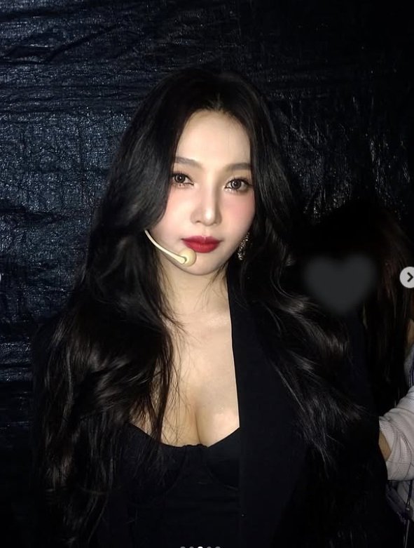 레드벨벳 조이, 가슴 파인 과감한 의상…명품 몸매 인증