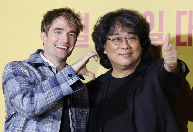 봉준호 감독(오른쪽)과 배우 로버트 패틴슨이 20일 서울 용산구 CGV 용산아이파크몰에서 열린 영화 '미키17' 내한 기자간담회에 참석해 포즈를 취하고 있다. 뉴스1