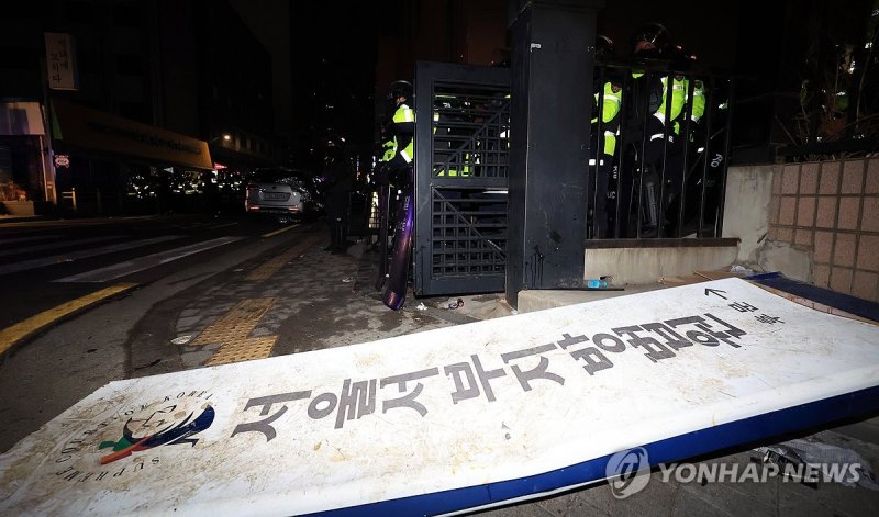 윤 대통령 구속 뒤 습격당한 서부지법 (출처=연합뉴스)