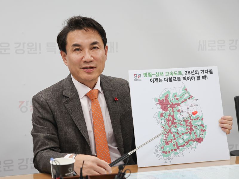 김진태 강원특별자치도지사가 20일 도청에서 기자간담회를 갖고 영월~삼척 고속도로 예비타당성조사 통과 필요성을 설명하고 있다. 강원자치도 제공