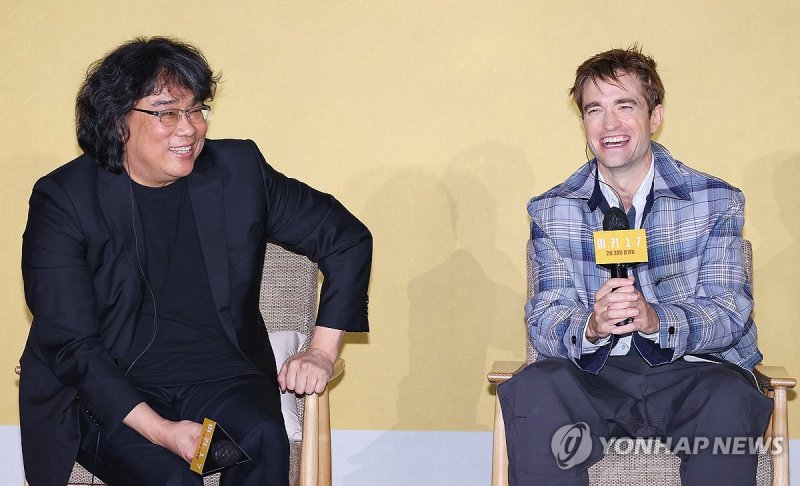 '미키17 봉준호 "원작보다 10번 더 죽인 이유..마카롱 좋아해"