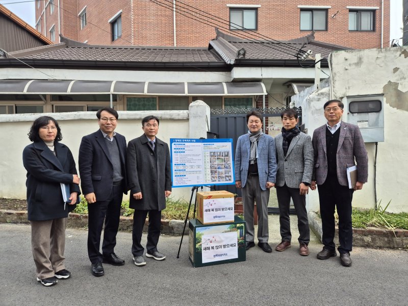 [익산=뉴시스] 김형우 전북자치도 건설교통국장과 김대중 도의회 경제건설산업위원장 등은 20일 익산시에 거주하는 저소득 장애인 가구를 직접 방문해, 주택 개조 사업에 대한 애로사항을 듣고 생필품을 전달하는 시간을 가졌다. 2025.01.20 *재판매 및 DB 금지