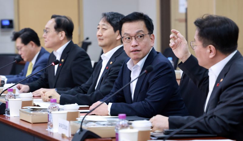 최상목 대행 "미국 신정부 집권초기 대응 중대한 골든 타임"