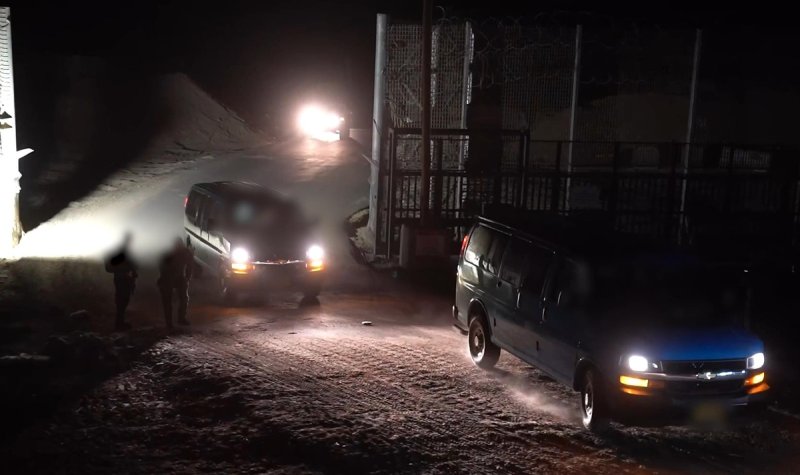 인질 태우고 가자지구 빠져나오는 차량 (출처=연합뉴스)