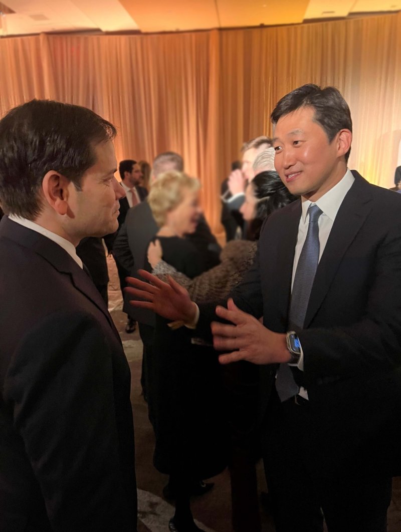 마코 루비오 미 국무장관(왼쪽)과 김범석 쿠팡Inc 의장이 지난 1월 18일(현지 시간) 미국 워싱턴DC에서 트럼프 당선인 장남 트럼프 주니어가 주최한 비공개 만찬에 참석해 대화하고 있다. 뉴시스