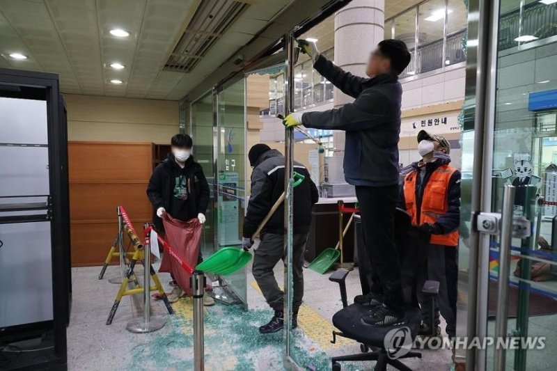 윤 대통령 지지자들 난입으로 파손된 서부지법 (출처=연합뉴스)