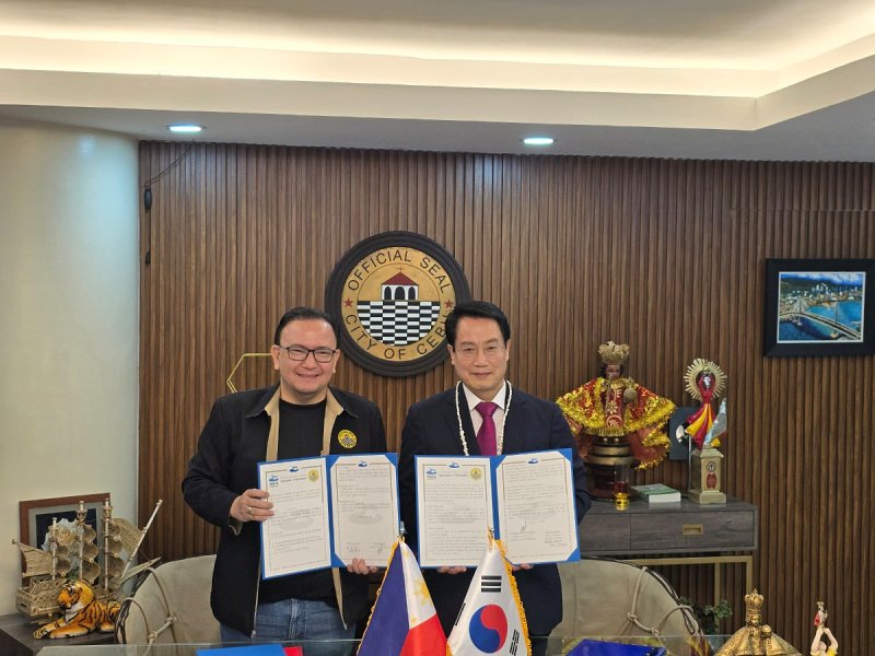 [여수=뉴시스] 필리핀 세부시에서 최정기 여수부시장과 세부시장이 2026여수세계섬박람회 참가 협약을 체결하고 있다. (사진=여수시 제공) 2025.01.20. photo@newsis.com *재판매 및 DB 금지