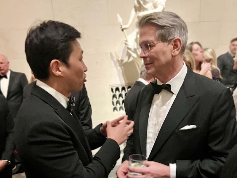 J.D 밴스 미국 부통령 당선인 만찬 행사에 참석한 김범석 쿠팡Inc 의장(왼쪽)이 스콧 베센트 미국 재무장관 후보자와 대화를 나누고 있다. 뉴시스