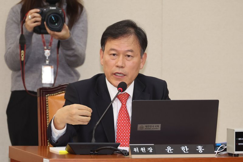 윤한홍 정무위원장이 지난해 12월 18일 오전 서울 여의도 국회에서 열린 정무위원회 전체회의에서 발언하고 있다. 뉴시스