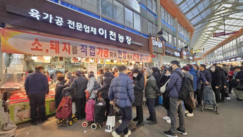 고물가에 못 여는 지갑… "발품 팔면 싸게 사려나" 한숨만 [허리 휘는 설 차례상]