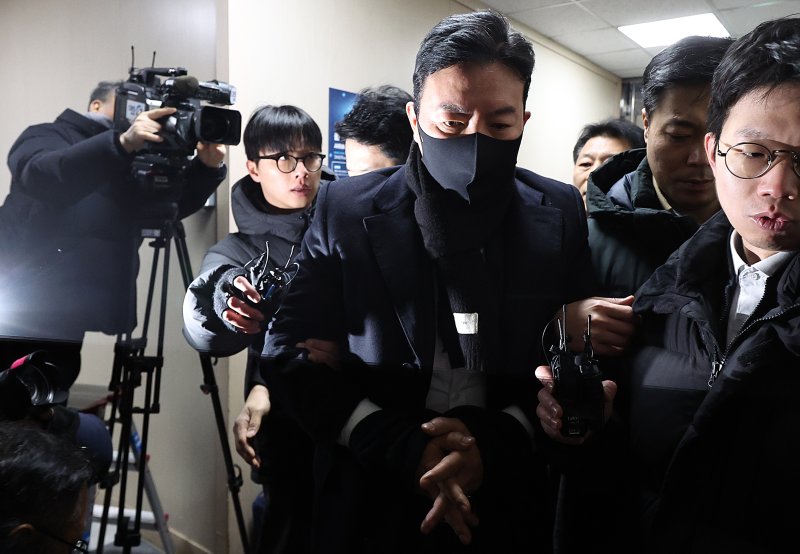 [서울=뉴시스] 김금보 기자 = 김성훈 대통령경호처 차장이 18일 오전 서울 서대문구 경찰청에서 비상계엄 특별수사단 체포 조사에 출석하고 있다. 2025.01.18. kgb@newsis.com