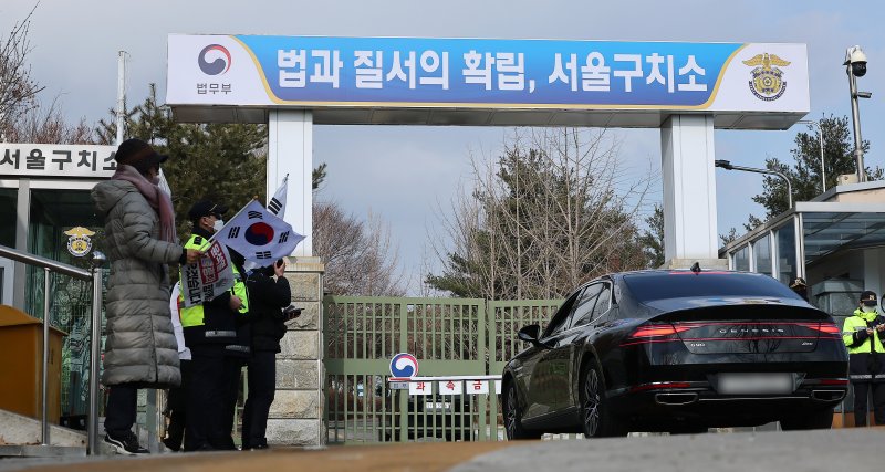 서울구치소 간 공수처, 윤 대통령 '강제구인' 시도 중