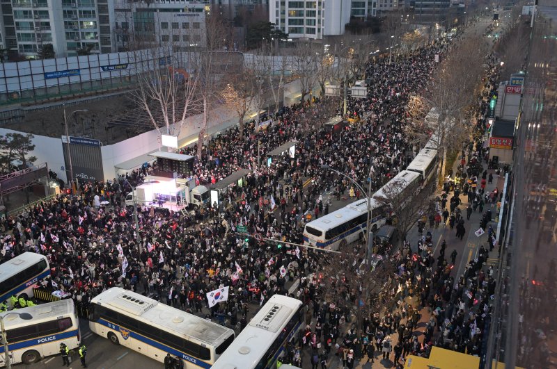 시위대 홍역 치른 공덕동… 서울 곳곳 '다음 집결지 될라' 긴장