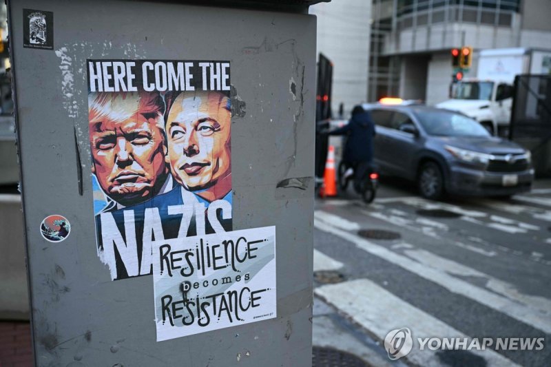 워싱턴DC에 나붙은 도널드 트럼프와 일론 머스크를 그린 포스터 (출처=연합뉴스)