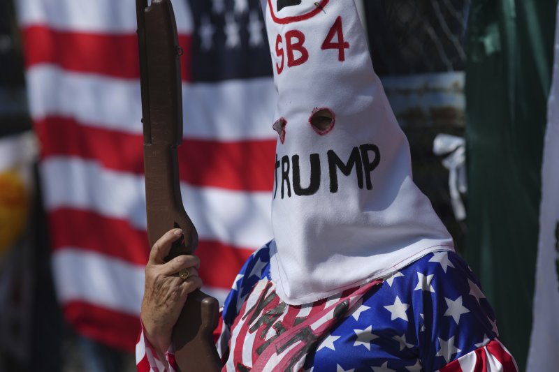 미국 제 47대 대통령 도널드 트럼프가 취임한 20일(현지시간) 멕시코 수도 멕시코시티에 있는 미국 대사관 밖에서 트럼프 취임을 반대하는 사람이 시위를 하고 있다. 사진=AP뉴시스