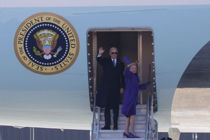 20일(현지시간) 퇴임한 조 바이든 미국 대통령과 부인 질 여사가 미국 메릴랜드주 앤드루스 기지에서 공군1호기에 탑승하고 있다.AFP연합뉴스