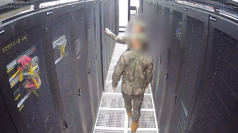 국회 행정안전위원회가 지난 3일 계엄령 선포 당시 선거관리위원회에 투입된 계엄군이 선관위 시스템 서버를 촬영하는 장면이 담긴 내부 CCTV를 6일 공개했다. (행정안전위원회 제공) 2024.12.6/뉴스1