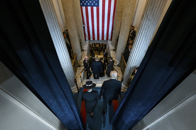 [워싱턴=AP/뉴시스] 도널드 트럼프(오른쪽) 미국 대통령이 부인 멜라니아 여사와 함께 20일(현지 시간) 미 연방의회 의사당 로툰다 홀에서 열린 제47대 대통령 취임식을 마친 후 행사장을 나서고 있다. 2025.01.21.