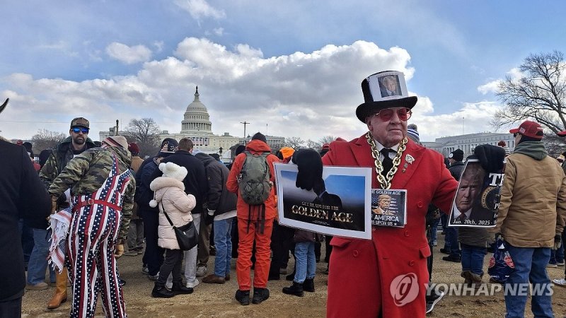 미국 국회의사당 앞에 모인 트럼프 대통령 지지자들 (출처=연합뉴스)