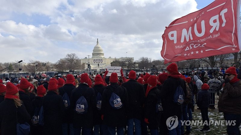미국 국회의사당 앞에 모인 트럼프 대통령 지지자들 (출처=연합뉴스)
