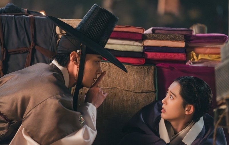 '춘화연애담' 고아라·장률, 공주와 바람둥이의 설레는 만남 [N컷]