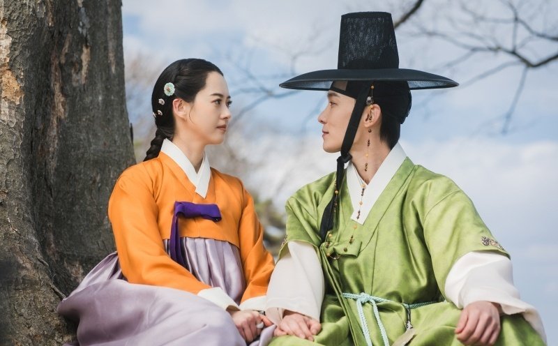 '춘화연애담' 고아라·장률, 공주와 바람둥이의 설레는 만남 [N컷]