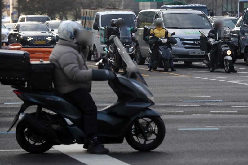 서울 강남역 인근에서 배달노동자가 배달을 하는 모습. ⓒ News1 황기선 기자