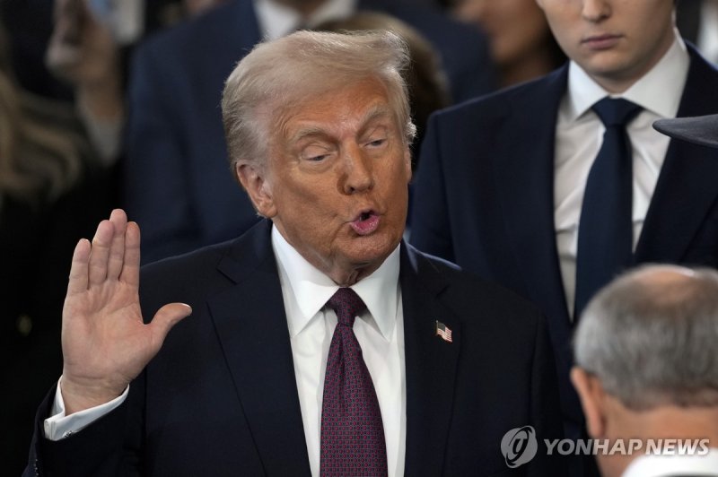 대통령 취임 선서하는 트럼프 (출처=연합뉴스)