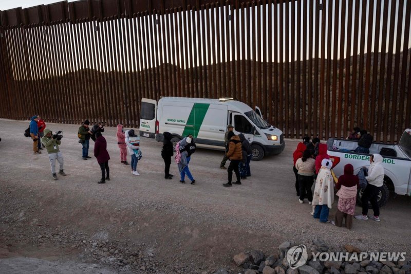 미국-멕시코 국경 지대 이민자들 (출처=연합뉴스)