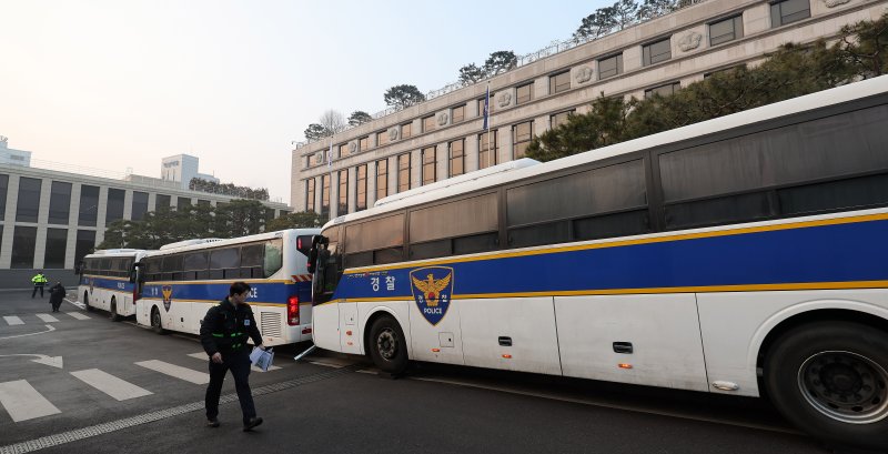 21일 서울 종로구 헌법재판소 정문 안쪽에 경찰버스 3대가 차벽을 이루고 있다. 윤석열 대통령이 이날 오후 2시에 열리는 탄핵 심판 변론에 직접 출석하기로 하면서 헌재 앞은 이른 아침부터 긴장감이 맴돌고 있다. 경찰 차량이 헌법재판소를 따라 늘어섰으며 헌재 앞 도로 4차선 중 2차선은 버스 차벽으로 막혀 2개 차선만 통행이 이뤄지고 있다. 2025.1.21/뉴스1 ⓒ News1 박지혜 기자
