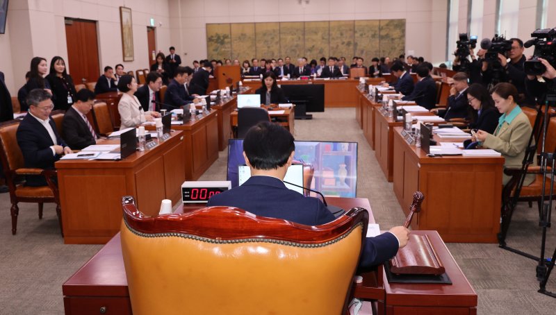 [서울=뉴시스] 권창회 기자 = 전재수 문체위 위원장이 11일 오후 서울 여의도 국회에서 열린 문화체육관광위원회 전체회의에서 의사봉을 두드리고 있다. 2024.11.11. kch0523@newsis.com