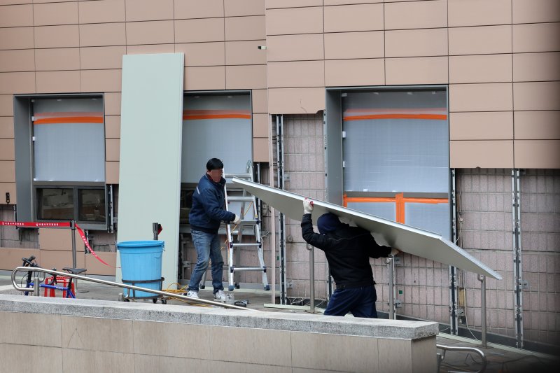 [서울=뉴시스] 이영환 기자 = 20일 오전 서울 마포구 서울서부지방법원에서 공사 관계자들이 파손된 외벽에 보수작업을 하고 있다.지난 19일 새벽 윤석열 대통령의 구속영장 발부에 지지자들이 집단 폭력 및 법원 안으로 침입하는 사고가 발생했다. 한편 서울서부지방법원은 법원은 정상적으로 운영될 것이라고 밝혔다. 다만 차량을 통한 출입은 불가능하고 출입자는 신분 확인이 필요하다고 전했다. 2025.01.20. 20hwan@newsis.com