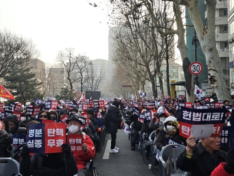 윤석열 대통령의 탄핵 사건 3차 변론기일이 예정된 21일 오후 서울 안국역 5번 출구 근처에서 윤 대통령 지지자들이 집회를 열고 있다. 2025.01.21/뉴스1 ⓒ 뉴스1 장시온 기자