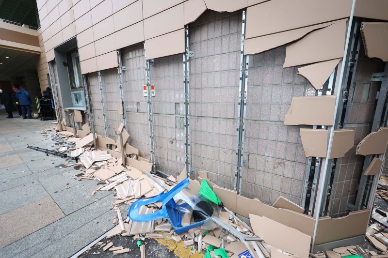 [서울=뉴시스] 황준선 기자 = 19일 윤석열 대통령 지지자들의 폭력 사태가 벌어진 서울 마포구 서울서부지방법원의 외벽과 유리창이 파손돼 있다. 2025.01.19. hwang@newsis.com