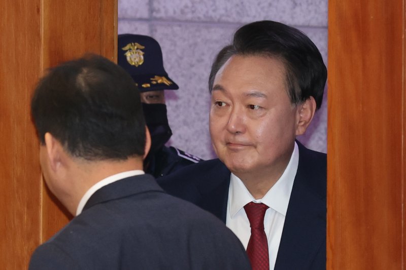 검찰, '내란 혐의' 윤석열 대통령 구속기소...계엄 54일만[종합]