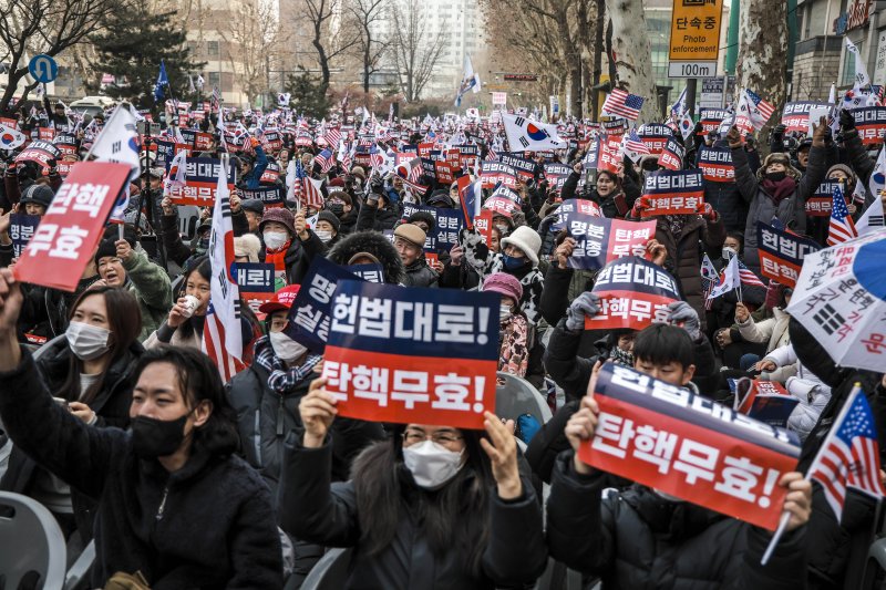 팽팽해진 尹탄핵 찬반, 반대 42~45% vs. 찬성 50~54%