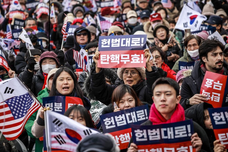 구속기로 청년들 안타까워한 尹 "내가 보호할 것"..헌재 조기등판