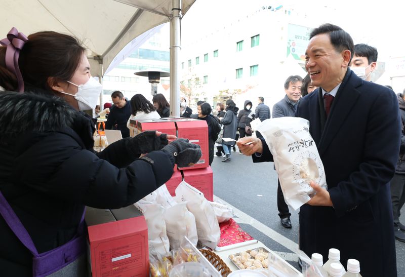"10% 할인" 강남구 직거래장터 성황… 설 명절 특산물 인기