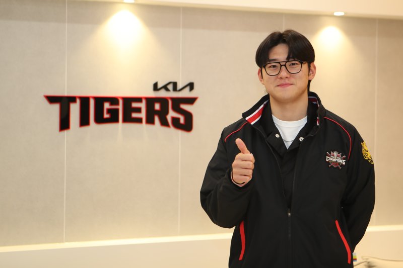 KIA 타이거즈 김도영이 21일 광주 기아 챔피언스필드에서 연봉 계약을 마친 뒤 기념 촬영을 하고 있다. (KIA 제공)