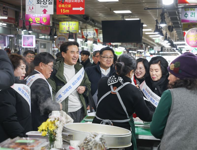 김진태 강원지사, 홍천 중앙시장 찾아 상인들과 소통