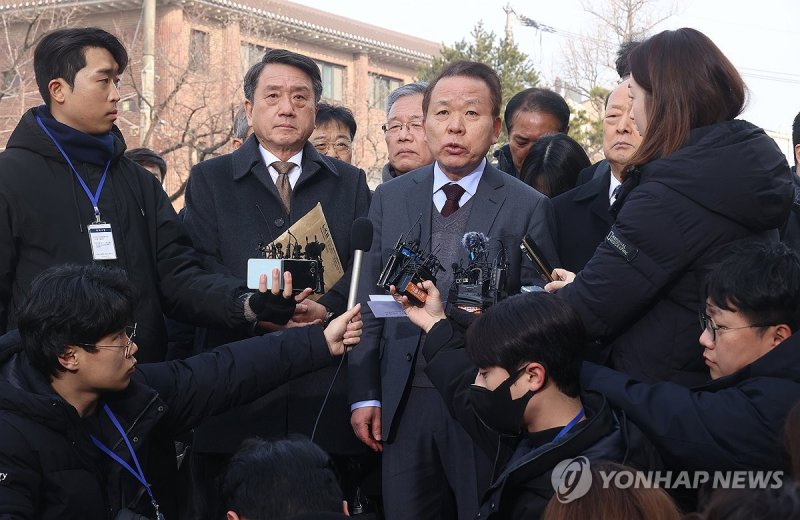 취재진 질문에 답하는 김이수 전 헌법재판소장 (출처=연합뉴스)