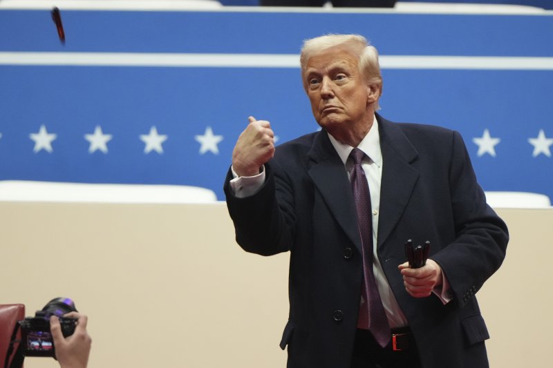 [워싱턴=AP/뉴시스] 도널드 트럼프 미국 대통령이 20일(현지 시간) 워싱턴 캐피털 원 아레나에서 열린 실내 대통령 취임 퍼레이드 행사에 참석해 행정명령에 서명한 후 서명에 사용한 펜을 지지자들에게 던져주고 있다. 2025.01.21.