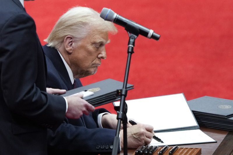 [워싱턴=AP/뉴시스] 도널드 트럼프 미국 대통령이 20일(현지 시간) 워싱턴 캐피털 원 아레나에서 열린 실내 대통령 취임 퍼레이드 행사 중 행정명령에 서명하고 있다. 트럼프 대통령은 무대 한 편에 마련된 책상에서 행정명령에 줄줄이 서명했다. 2025.01.21.