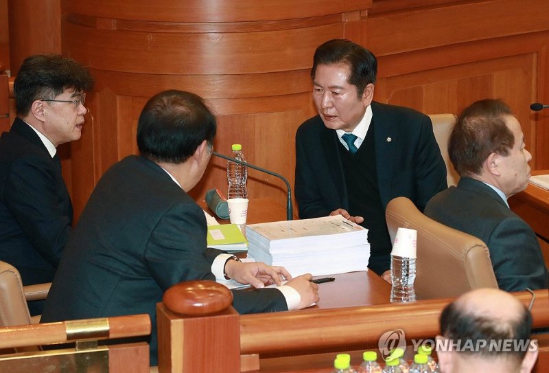 대화하는 정청래 단장과 국회 측 법률대리인 (출처=연합뉴스)