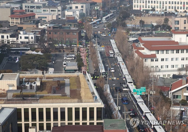 헌재 향하는 윤 대통령 차량행렬 (출처=연합뉴스)